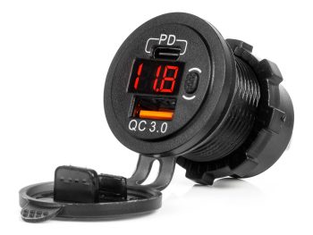 12/24 V ūdensizturīgs tālruņa lādētājs ar slēdzi, sarkanu LED indikatoru, digitālo voltmetru, USB + USB C, QC3.0 AMIO-04222