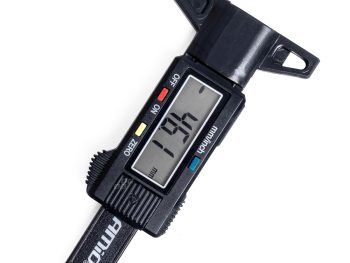 Digitālais protektora dziļuma mērītājs AMIO-03103